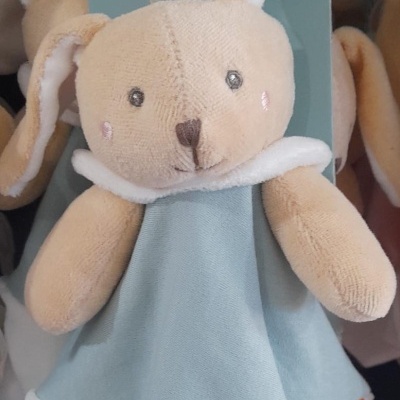 Peluche de coelho para bebé cor bege e azul claro com bordados e etiqueta