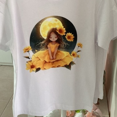 T-shirt branca com desenho de menina e girassóis