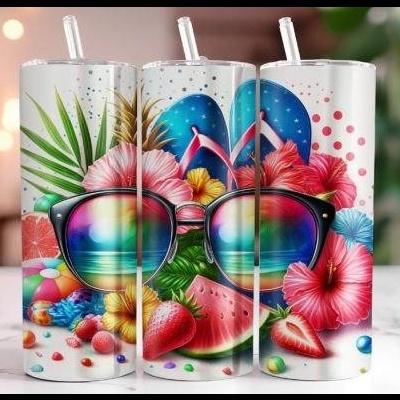 Três copos altos coloridos com tampa e canudo, decorados com flores, frutas e óculos de sol