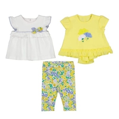 Conjunto de roupa infantil com blusa branca, t-shirt amarela e calças florais