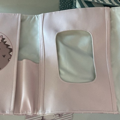 Carteira rosa clara com ilustração de ouriço e borboleta aberta