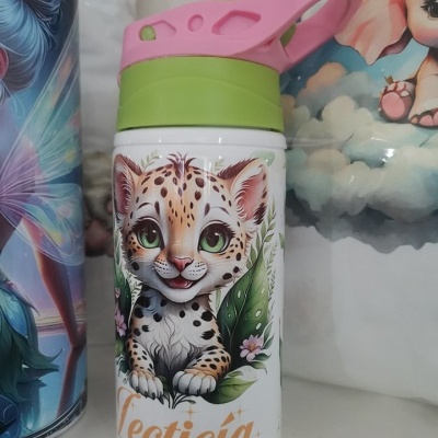 Garrafa térmica com desenho de onça-pintada e nome LETICIA