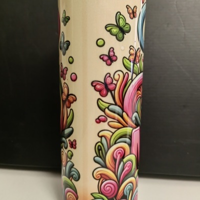 Garrafa térmica com desenho colorido de borboletas e flores