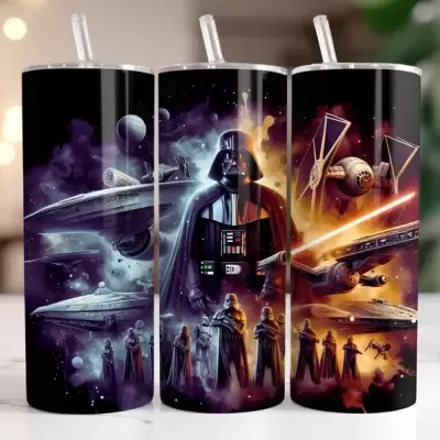 Três copos altos com ilustração de tema espacial e personagem com capacete negro, naves espaciais e figuras humanas estilizadas.
