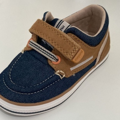 Ténis infantil azul escuro e beige com fecho de velcro