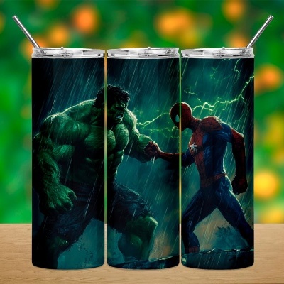 Conjunto de copos altos com imagem do Hulk e Homem-Aranha em fundo verde desfocado
