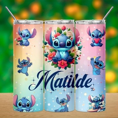 Copos metálicos coloridos com desenhos do personagem Stitch e nome Matilde