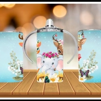 Embalagem e garrafa com estampa de elefante e veados em fundo azul claro com flores