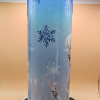 Cilindro metálico azul com flocos de neve e personagem Elsa desenhada.