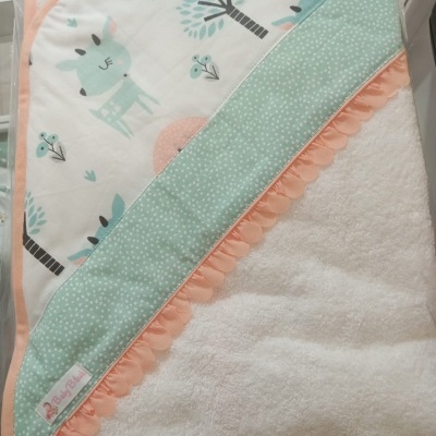 Toalha de banho para bebé branca com capuz estampado e detalhes em coral