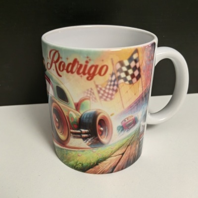 Caneca branca com ilustração de carros de corrida e nome Rodrigo
