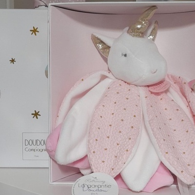 Pelúcia unicórnio rosa e branco com chifre dourado numa caixa de presente