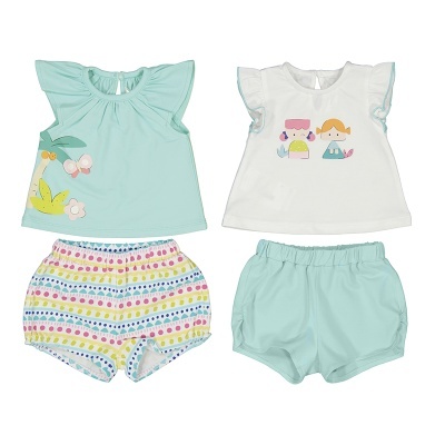 Conjunto de roupa infantil com duas t-shirts e duas calças curtas em tons verdes, branco e colorido