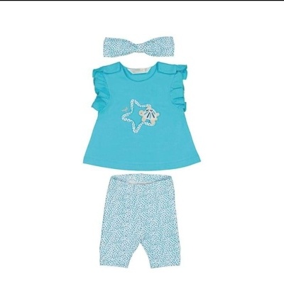 Conjunto de roupa para bebé azul com calções e fita com padrão floral