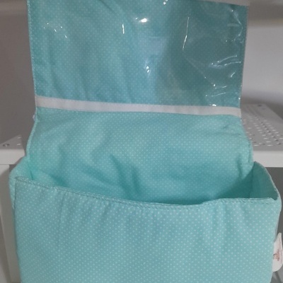 Bolsa azul claro com padrão de pontos brancos e interior transparente, com detalhe de corujas no topo.
