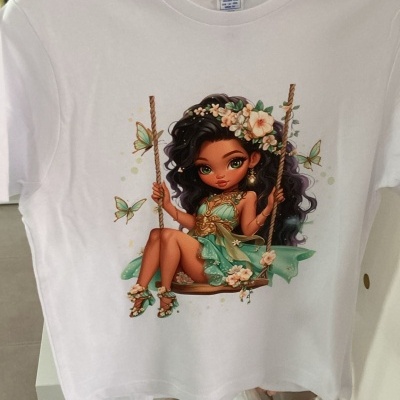 T-shirt branca com estampa de menina Cartoon no baloiço com vestido verde e flores