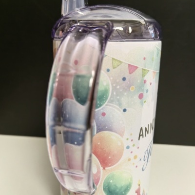 Copo plástico infantil com tampa e decoração de aniversário