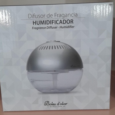 Caixa branca com difusor de fragrância e humidificador esférico prateado e transparente