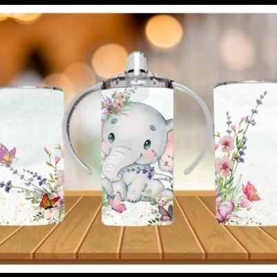 Três suportes para bebida com padrões de flores e elefante bebé em fundo desfocado