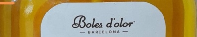 Frasco amarelo com etiqueta branca e texto Boles d'olor Barcelona
