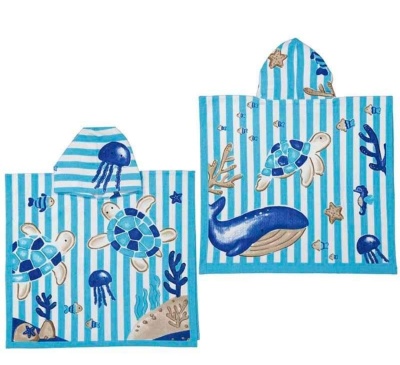 Dois ponchos infantis azuis com listras e desenhos de animais marinhos