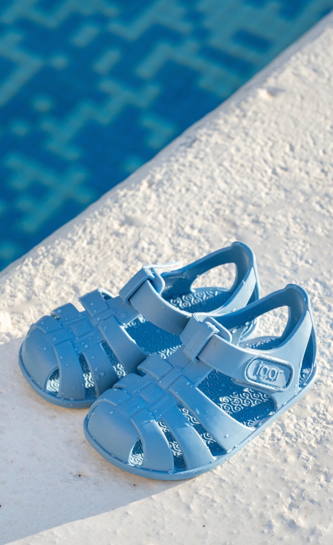 IGOR Barefoot Nemo Solid - Azul Sandálias azuis de plástico com fecho de velcro perto de piscina