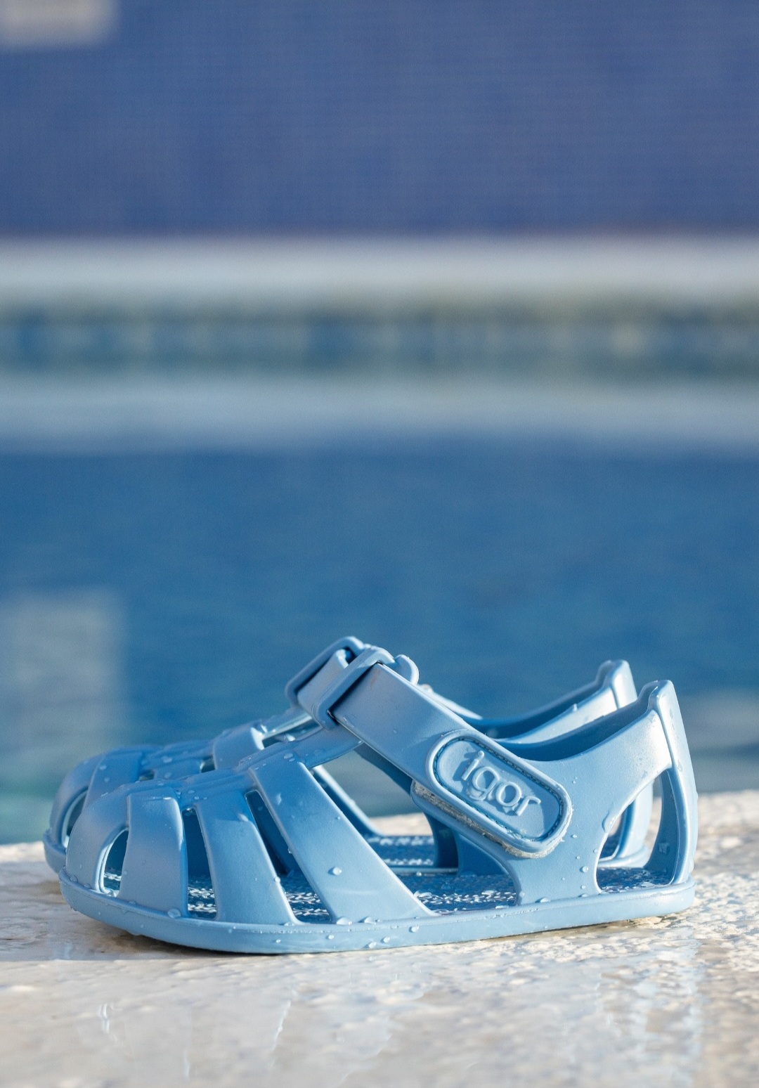 IGOR Barefoot Nemo Solid - Azul Sandálias de plástico azuis para criança junto a piscina