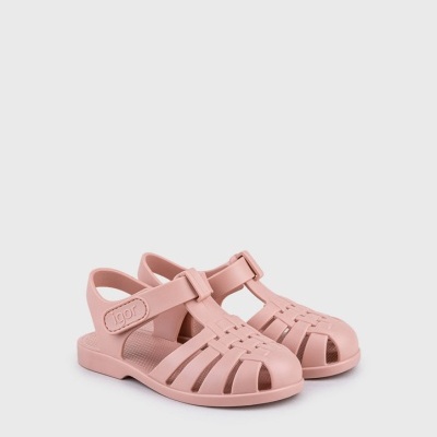 Sandálias infantis cor-de-rosa em plástico com tiras cruzadas e fecho de velcro