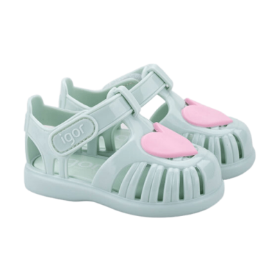Sandálias azuis claras com coração cor-de-rosa para criança