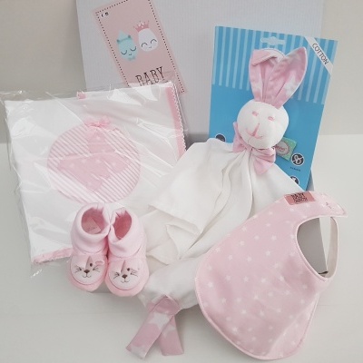 Conjunto de bebé com botas, babete, mantinha e embalagem