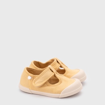 Sapatilhas infantis amarelas com fecho de velcro e sola branca