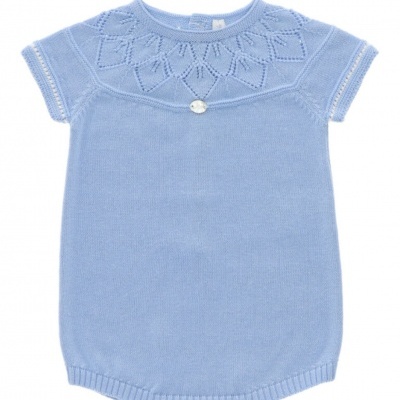 Macacão bebé azul claro malha com padrão trançado e botões