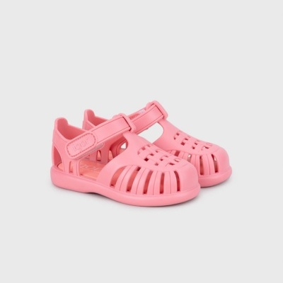 Sandálias infantis cor de rosa com design vazado e fecho de velcro