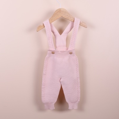 Calças de bebé rosas de malha com alças.