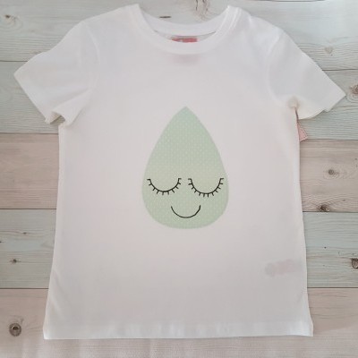 Camiseta branca infantil com estampa de gota verde com sorriso e olhos fechados