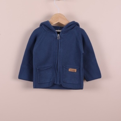 Casaco azul escuro de tecido polar com capuz e fecho de correr