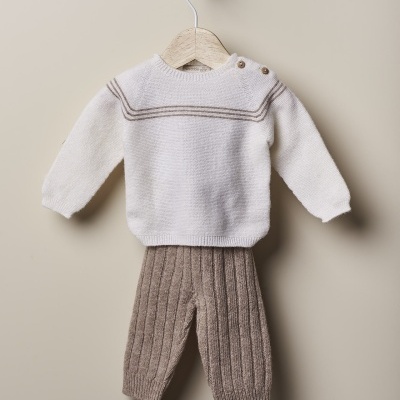 Conjunto de bebé branco e castanho pendurado em cabide de madeira