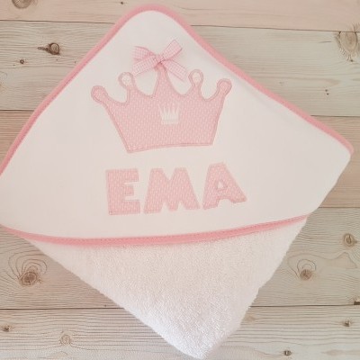 Toalha de banho branca com capuz rosa decorado com coroa e nome EMA