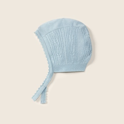 Gorro de bebé azul claro em malha com padrão de tranças e tiras para atar