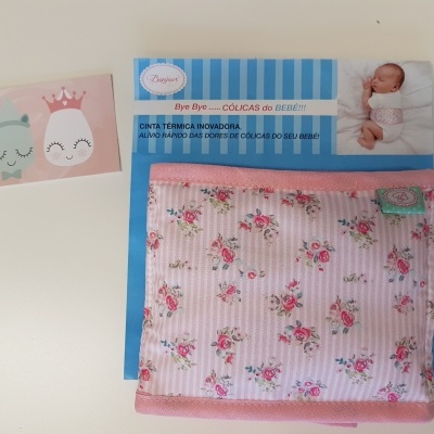 Cinta térmica para bebés cor-de-rosa com padrão floral em embalagem azul