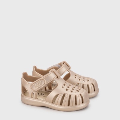 Sandálias de criança bege claro em material plástico com fecho de velcro