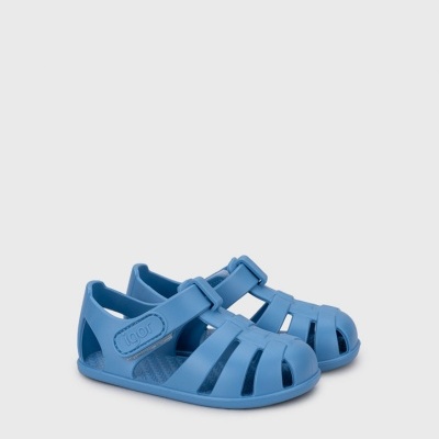 Sandálias azuis de plástico com tira ajustável e design aberto