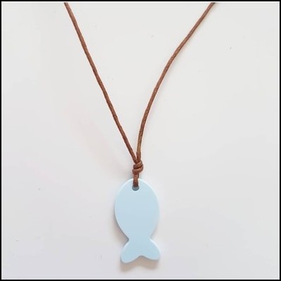Colar com pendente em forma de peixe azul claro com cordão castanho