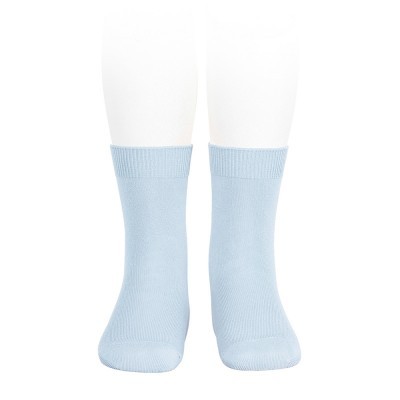Par de meias azuis claras em manequim branco