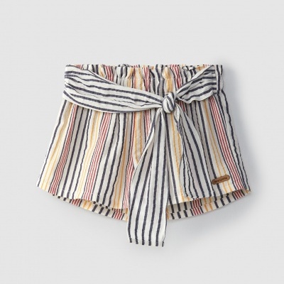 Calções de tecido com riscas verticais e faixa para amarrar
