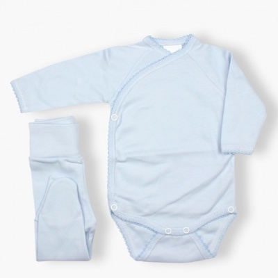 Conjunto de bebé azul claro com body de botões e calças com pés
