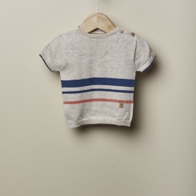 Camisola infantil de malha bege com riscas azuis e vermelhas, mangas curtas, com botões na gola