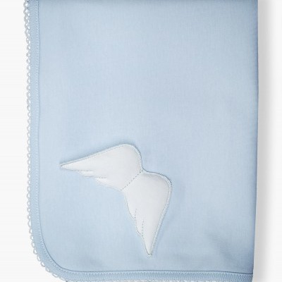 Manta azul clara com asa branca e borda rendada