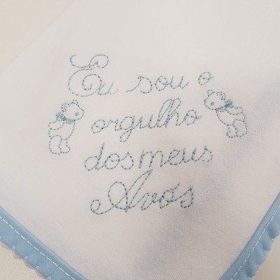 Toalha branca com bordado azul claro com texto e ursinhos, borda azul