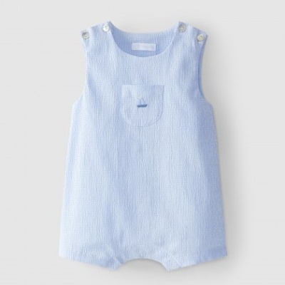 Macacão azul claro para bebé com botões nas alças e bordado de barco no bolso